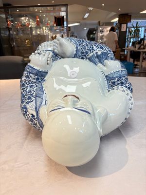 A large Chinese blue, white and copper-red Milefo Buddha, Zhu Mao Ji 朱茂記造 mark, 20th C. — photo 5