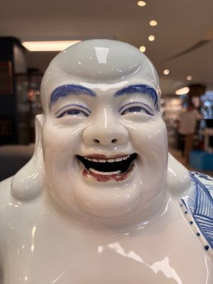A large Chinese blue, white and copper-red Milefo Buddha, Zhu Mao Ji 朱茂記造 mark, 20th C. — photo 8