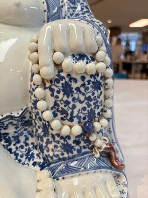 A large Chinese blue, white and copper-red Milefo Buddha, Zhu Mao Ji 朱茂記造 mark, 20th C. — photo 9