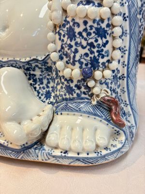 A large Chinese blue, white and copper-red Milefo Buddha, Zhu Mao Ji 朱茂記造 mark, 20th C. — photo 10