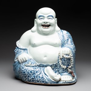 A large Chinese blue, white and copper-red Milefo Buddha, Zhu Mao Ji 朱茂記造 mark, 20th C. — photo 2
