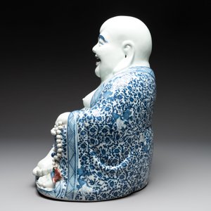 A large Chinese blue, white and copper-red Milefo Buddha, Zhu Mao Ji 朱茂記造 mark, 20th C. — photo 3