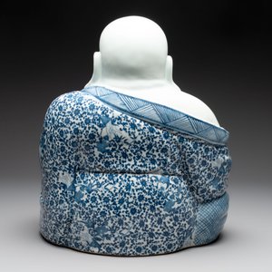 A large Chinese blue, white and copper-red Milefo Buddha, Zhu Mao Ji 朱茂記造 mark, 20th C. — photo 4