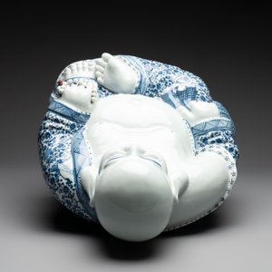 A large Chinese blue, white and copper-red Milefo Buddha, Zhu Mao Ji 朱茂記造 mark, 20th C. — photo 6