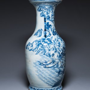A large Chinese blue, white and copper-red vase with a mountainous river landscape, 19th C. — photo 2