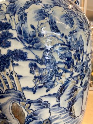 A large Chinese blue, white and copper-red vase with a mountainous river landscape, 19th C. — 照片 5
