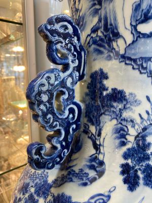A large Chinese blue, white and copper-red vase with a mountainous river landscape, 19th C. — 照片 9