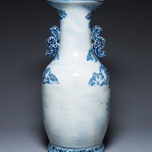 A large Chinese blue, white and copper-red vase with a mountainous river landscape, 19th C. — 照片 3
