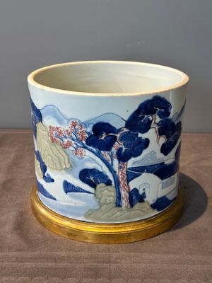 A large Chinese blue, white, celadon and copper-red brush pot on a later gilt bronze foot, 'bitong', Kangxi — 照片 1