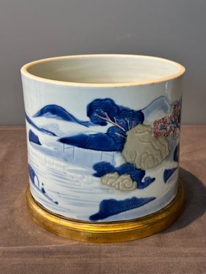A large Chinese blue, white, celadon and copper-red brush pot on a later gilt bronze foot, 'bitong', Kangxi — 照片 2