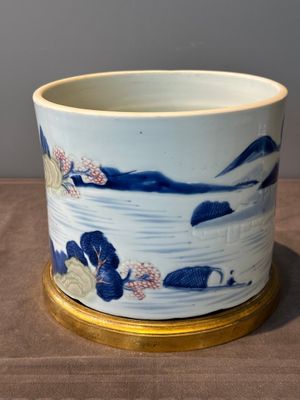 A large Chinese blue, white, celadon and copper-red brush pot on a later gilt bronze foot, 'bitong', Kangxi — 照片 3