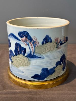 A large Chinese blue, white, celadon and copper-red brush pot on a later gilt bronze foot, 'bitong', Kangxi — 照片 4