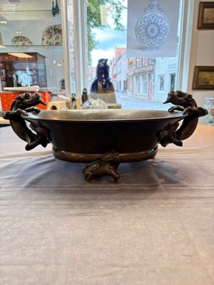 A large Chinese bronze basin with chilong handles, Qianlong mark, 20th C. — photo 1