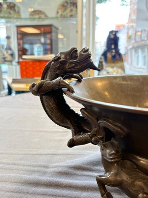 A large Chinese bronze basin with chilong handles, Qianlong mark, 20th C. — photo 11