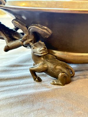 A large Chinese bronze basin with chilong handles, Qianlong mark, 20th C. — photo 12