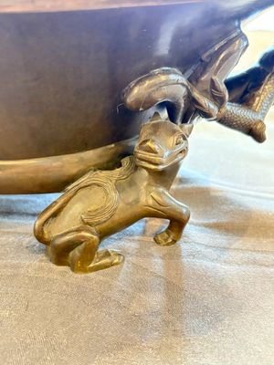 A large Chinese bronze basin with chilong handles, Qianlong mark, 20th C. — photo 13
