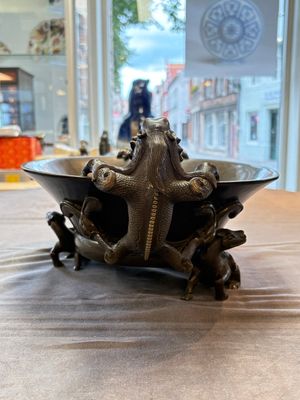 A large Chinese bronze basin with chilong handles, Qianlong mark, 20th C. — photo 2