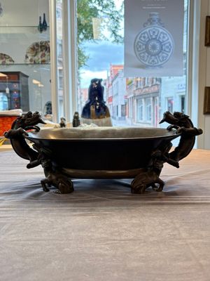 A large Chinese bronze basin with chilong handles, Qianlong mark, 20th C. — photo 3