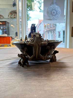 A large Chinese bronze basin with chilong handles, Qianlong mark, 20th C. — photo 4