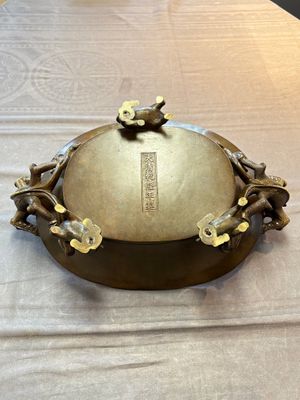 A large Chinese bronze basin with chilong handles, Qianlong mark, 20th C. — photo 6
