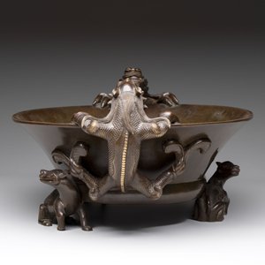 A large Chinese bronze basin with chilong handles, Qianlong mark, 20th C. — photo 2