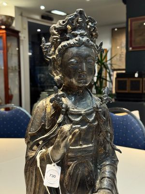 A large Chinese bronze Bodhisattva on wooden stand, Ming — photo 2