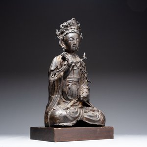 A large Chinese bronze Bodhisattva on wooden stand, Ming — photo 1
