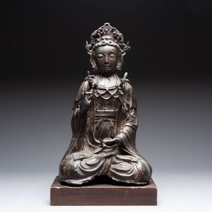 A large Chinese bronze Bodhisattva on wooden stand, Ming — photo 2