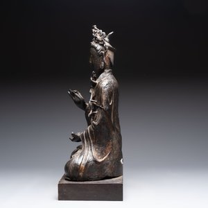 A large Chinese bronze Bodhisattva on wooden stand, Ming — photo 3