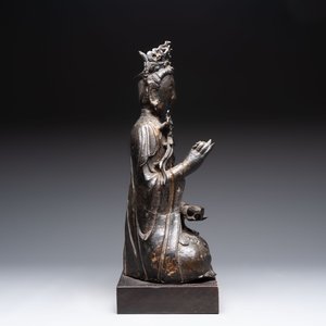 A large Chinese bronze Bodhisattva on wooden stand, Ming — photo 5