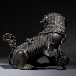 A large Chinese bronze 'Buddhist Lion' incense burner — foto 4