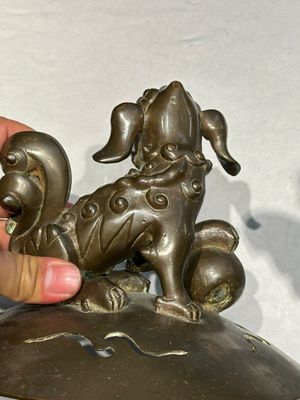 A large Chinese bronze censer and cover on stand decorated with six lions, 19th C. — photo 3