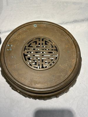 A large Chinese bronze censer and cover on stand decorated with six lions, 19th C. — photo 9