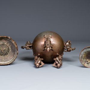 A large Chinese bronze censer and cover on stand decorated with six lions, 19th C. — photo 6
