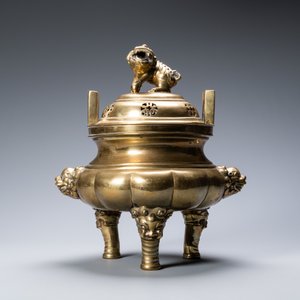 A large Chinese bronze censer and cover on stand, Xuande mark, 19th C. — 照片 3