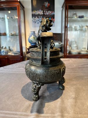 A large Chinese bronze censer and cover with a Buddhist lion, Ming — foto 2