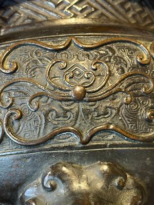 A large Chinese bronze censer and cover with a Buddhist lion, Ming — foto 21