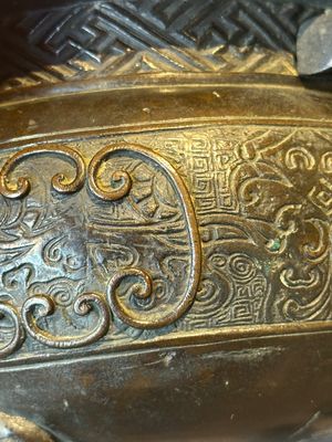 A large Chinese bronze censer and cover with a Buddhist lion, Ming — foto 23