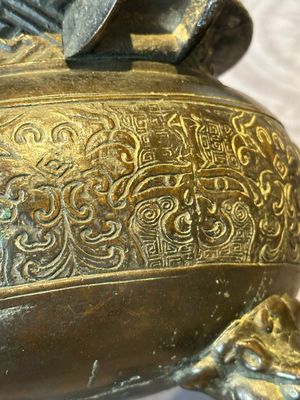 A large Chinese bronze censer and cover with a Buddhist lion, Ming — foto 24