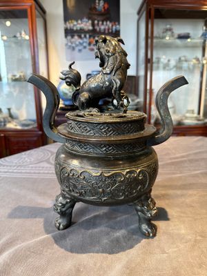 A large Chinese bronze censer and cover with a Buddhist lion, Ming — foto 3