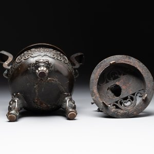 A large Chinese bronze censer and cover with a Buddhist lion, Ming — foto 5
