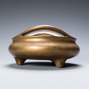 A large Chinese bronze censer on stand, Chenghua mark, 17/18th C. — 照片 6