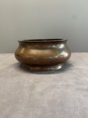 A large Chinese bronze censer, Xuande mark, 17/18th C. — photo 2
