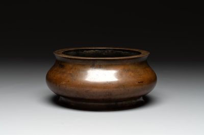 A large Chinese bronze censer, Xuande mark, 17/18th C.