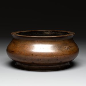 A large Chinese bronze censer, Xuande mark, 17/18th C. — photo 2