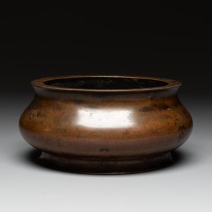 A large Chinese bronze censer, Xuande mark, 17/18th C. — photo 3