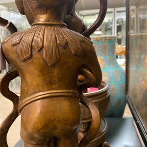 A large Chinese bronze figure of one of the Hoho twins holding a vase, Qing — 照片 19