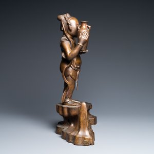 A large Chinese bronze figure of one of the Hoho twins holding a vase, Qing — 照片 4
