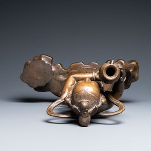 A large Chinese bronze figure of one of the Hoho twins holding a vase, Qing — 照片 5