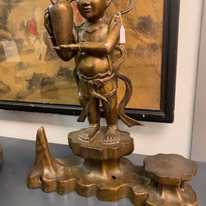 A large Chinese bronze figure of one of the Hoho twins holding a vase, Qing — 照片 7